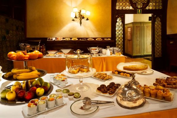 Hotel Saturnia & International breakfast buffet