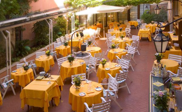 La Caravella restaurant inner courtyard