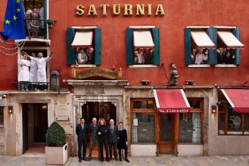 Lo staff dell'hotel Saturnia & International